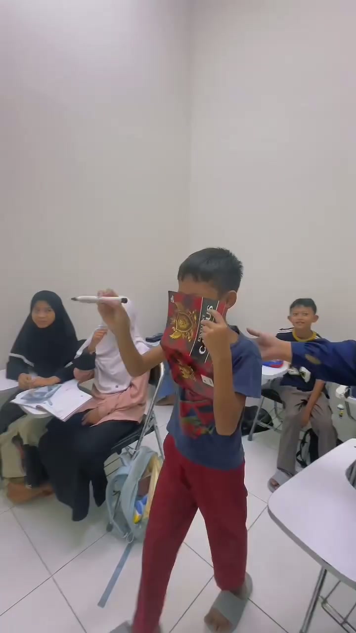 Siswa berpartisipasi dalam aktivitas belajar di kelas Kaizen Stars